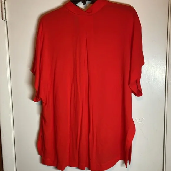 Women, Size 4, red/orange shirt, button down; drop shoulder, size split. - Picture 4 of 4